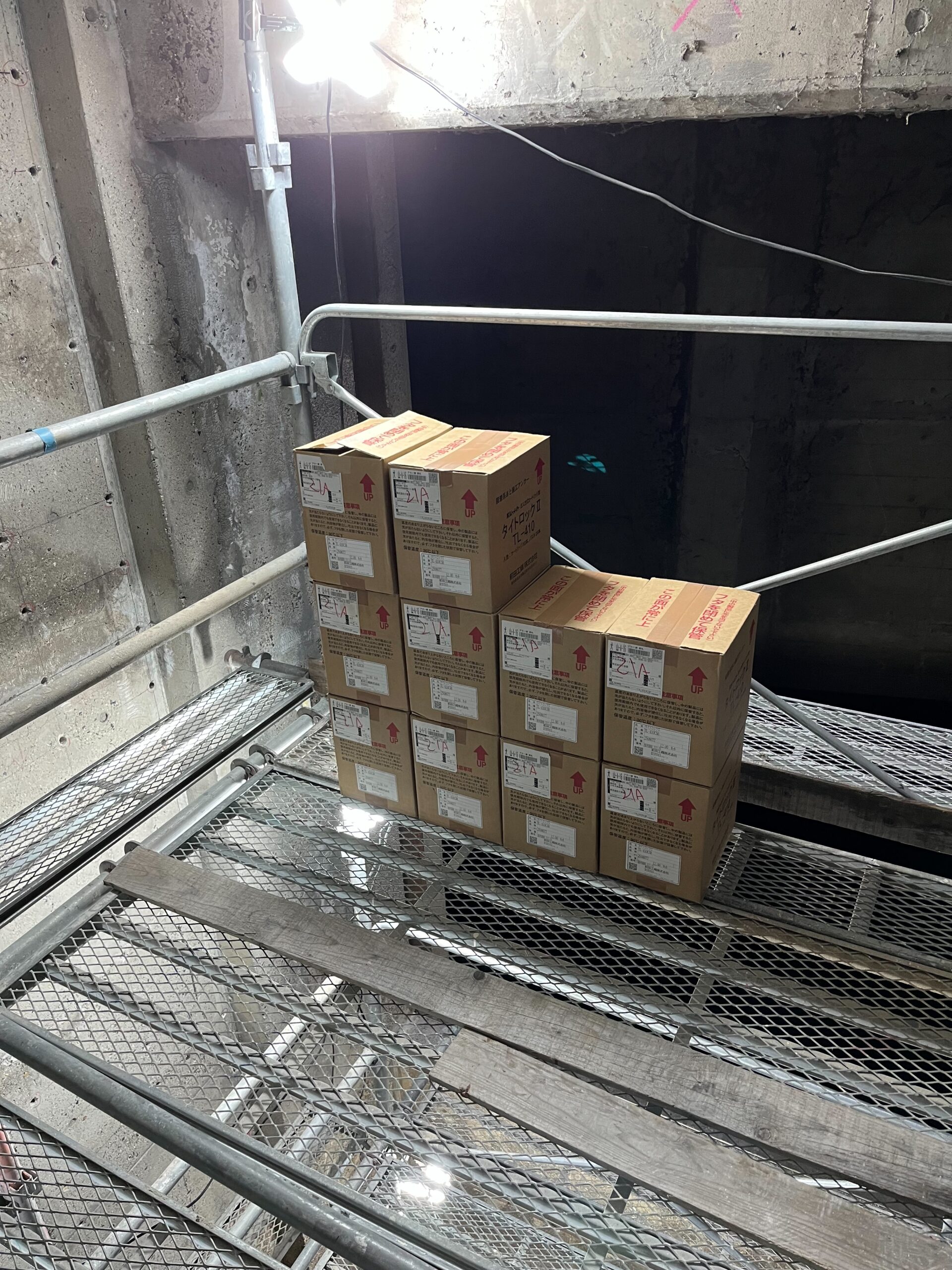 水処理センターで使用された接着系アンカーの材料