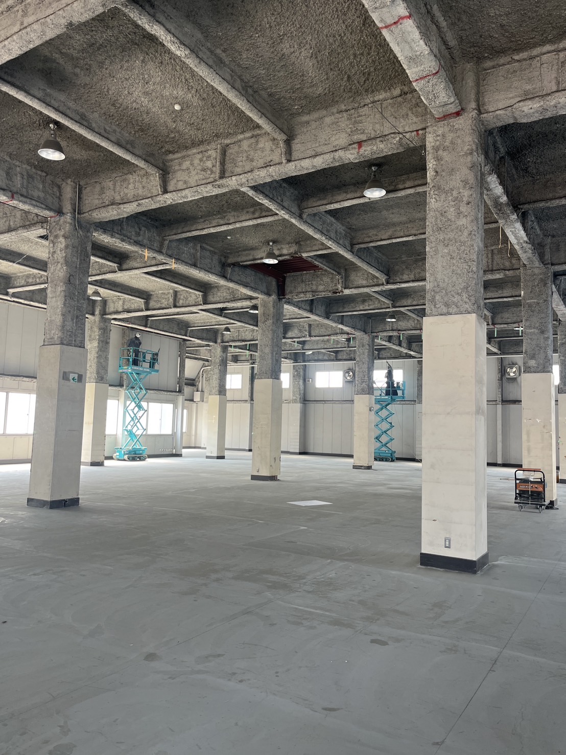 大阪府東大阪市での天井アンカー施工風景