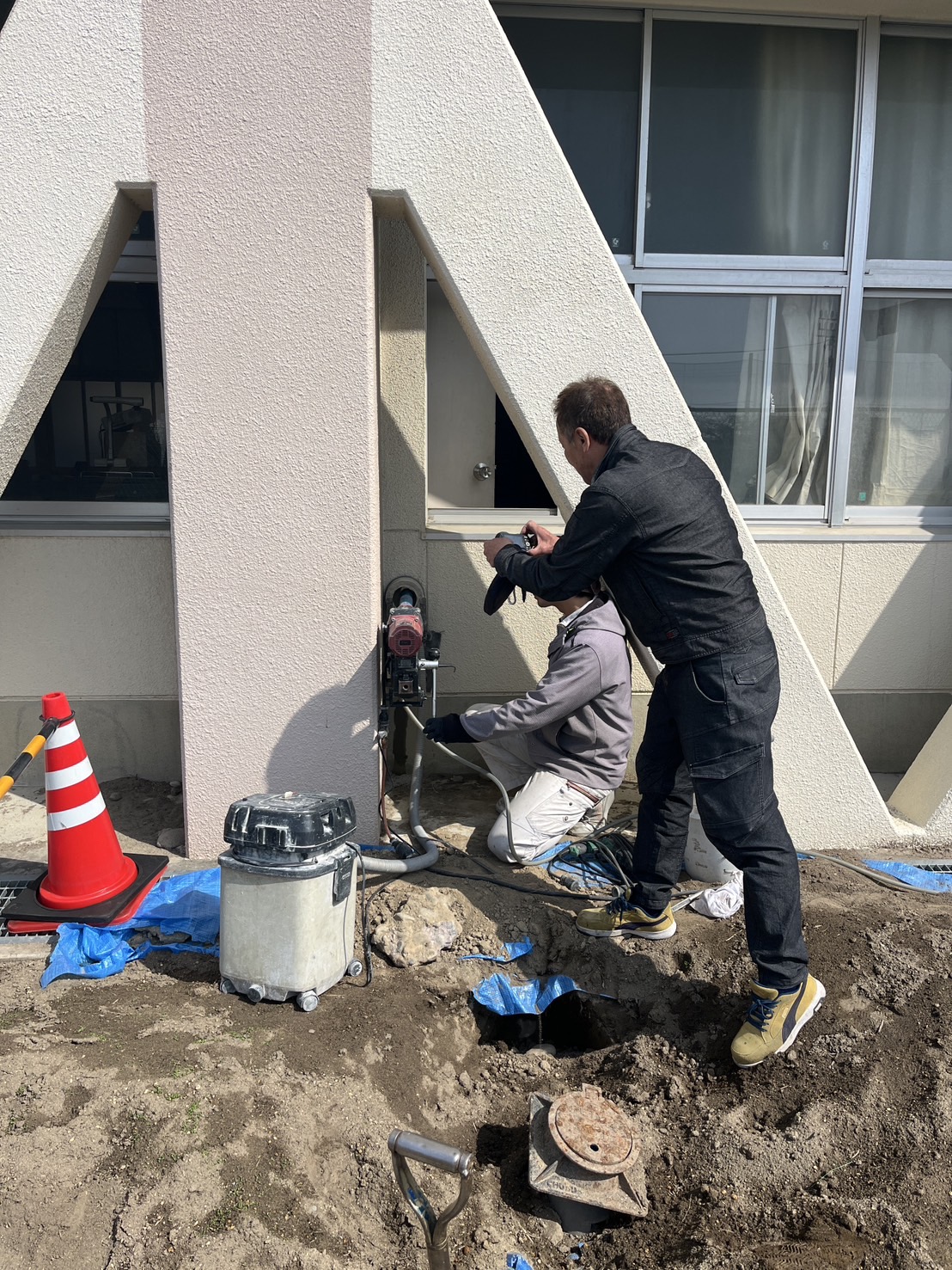 学校施設でのコア抜き穿孔作業の様子