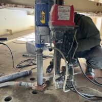 【三重県津市】深さ90cmの難所！鉄筋干渉を回避する高度なコア抜き施工