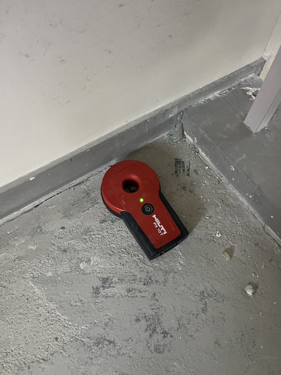 床への位置出しと確認作業