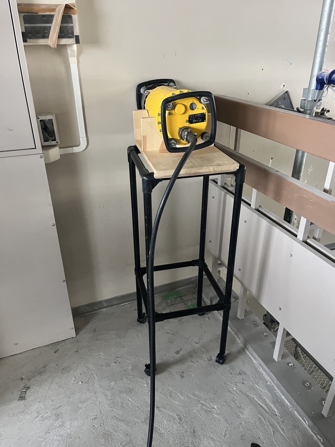 ダイヤモンドコアによる床穿孔作業1