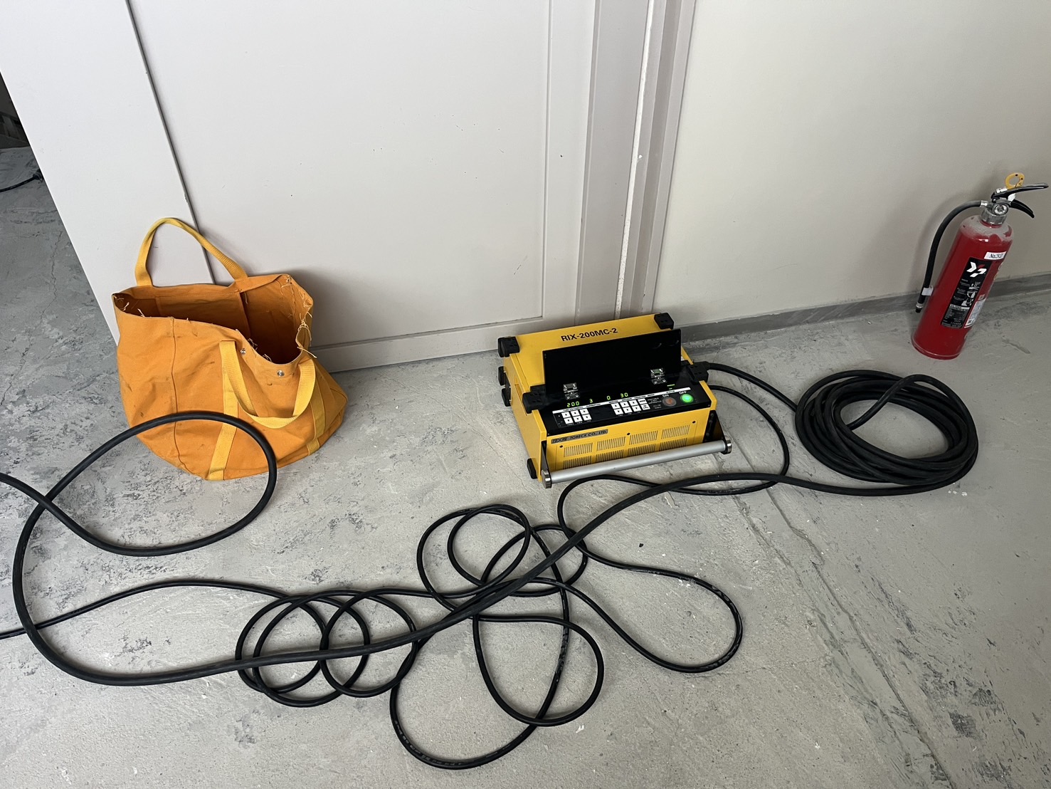 ダイヤモンドコアによる床穿孔作業2