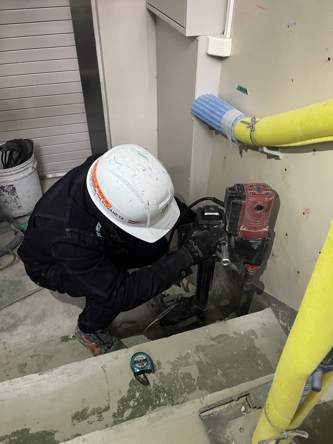 慎重に進められるコア抜き工事