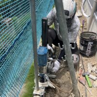 【岐阜市】ブロック破損厳禁！狭小スペースでのフェンス用コア抜き施工