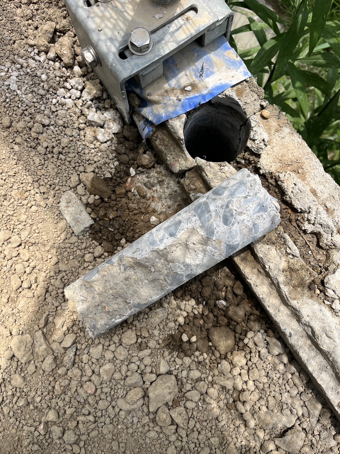 慎重に進められるコア抜き作業