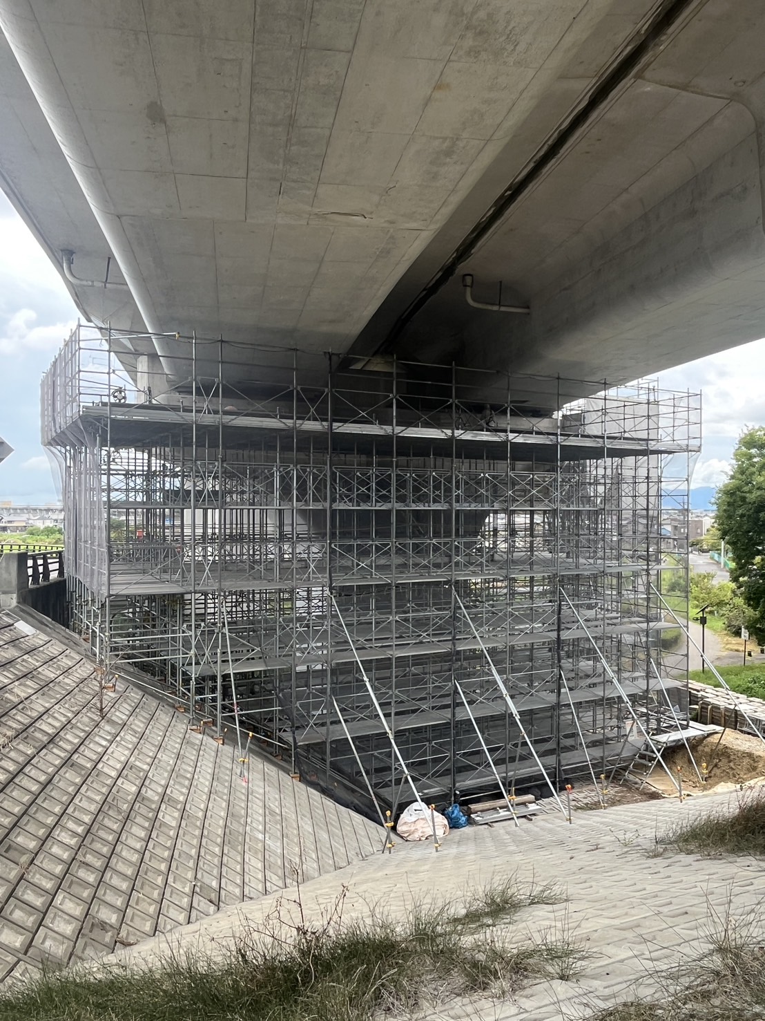 東海北陸道 橋脚の足場全景
