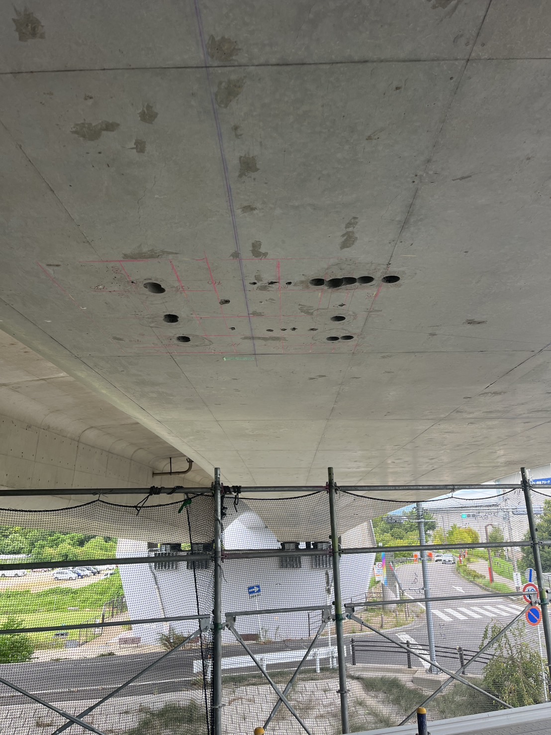 穿孔完了後のコンクリート面