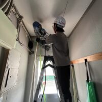 建物に優しい低振動穿孔｜三重県尾鷲市にてハイブリッドコアドリルによる精密穴あけ作業