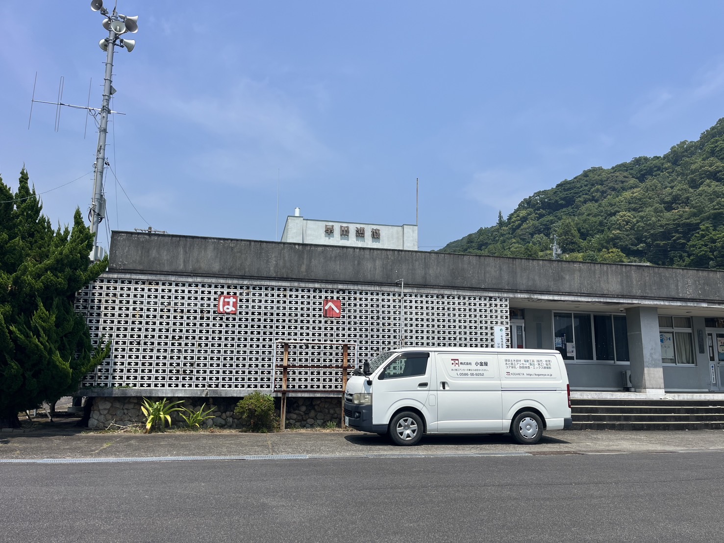 早田漁港の現場に到着した施工車両