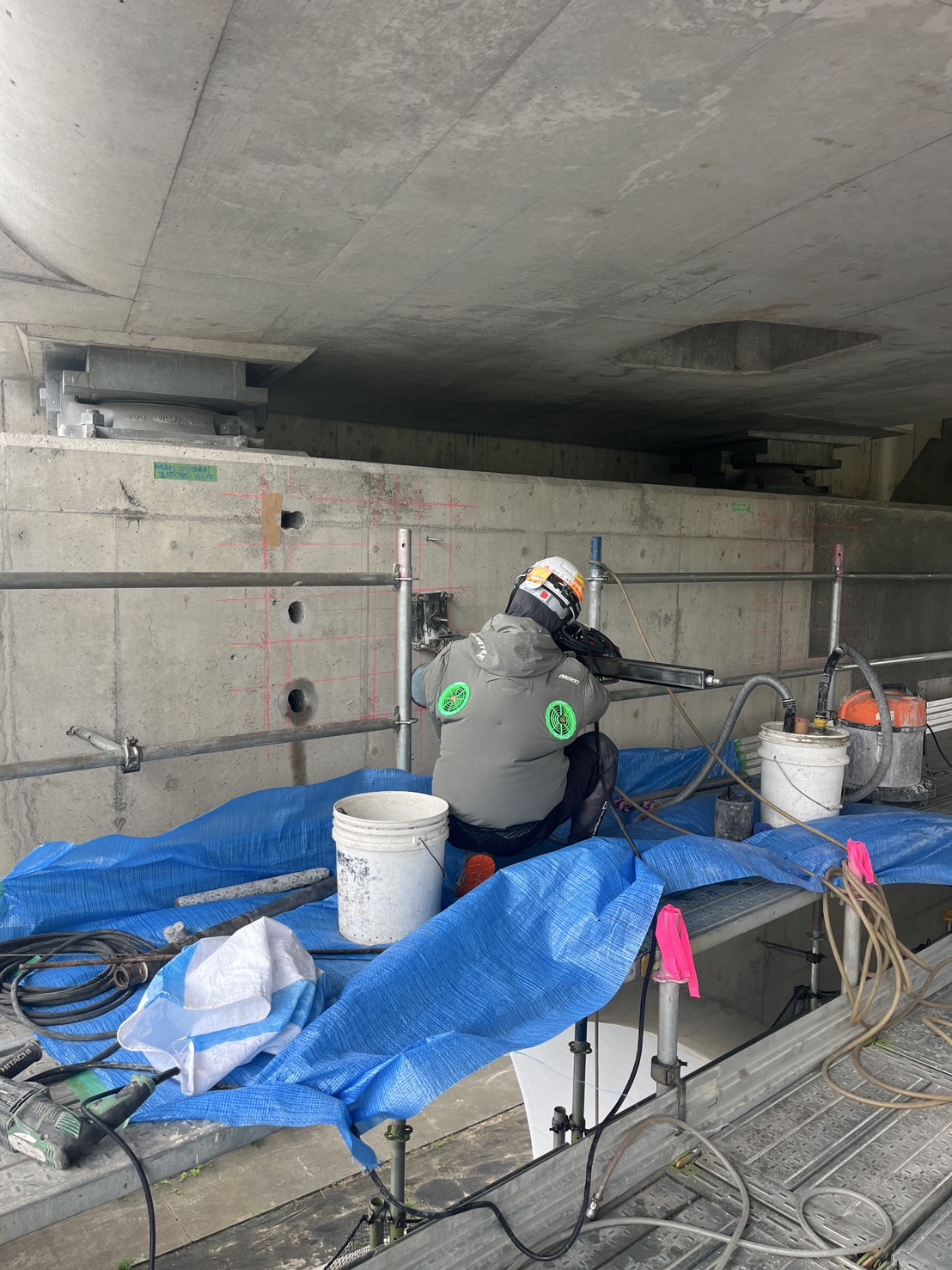 職人による自操機のセットと監視