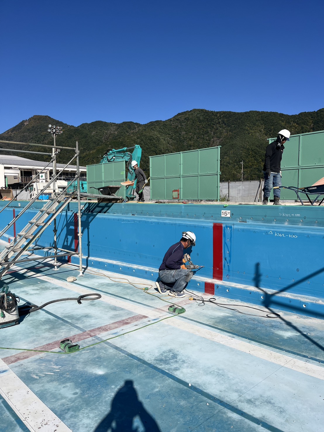 岐阜県飛騨市でのプール改修アンカー施工風景1