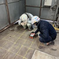 【プロだから読める！】工場コンクリート床の鉄筋探査！X線が使えない場所も電磁波レーダーで即座に透視