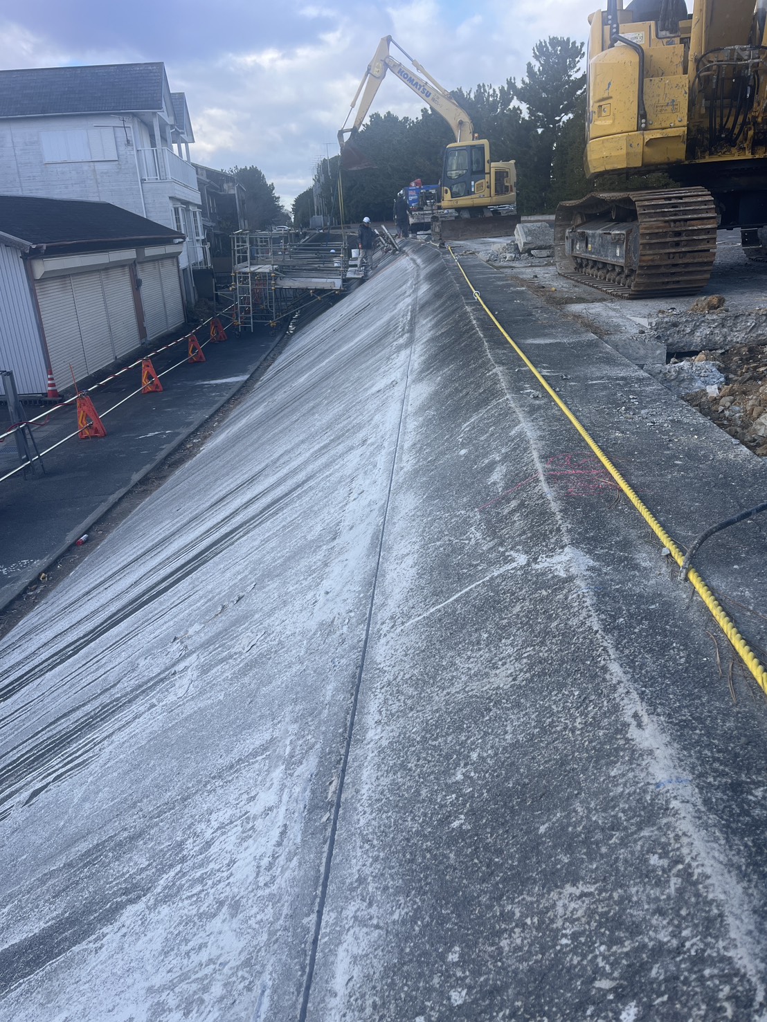 伊勢市の防波堤のり面カッター切断工事風景3