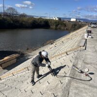 【三重県津市】海岸現場の続編｜対岸での接着系アンカー5,000本以上施工・引張試験